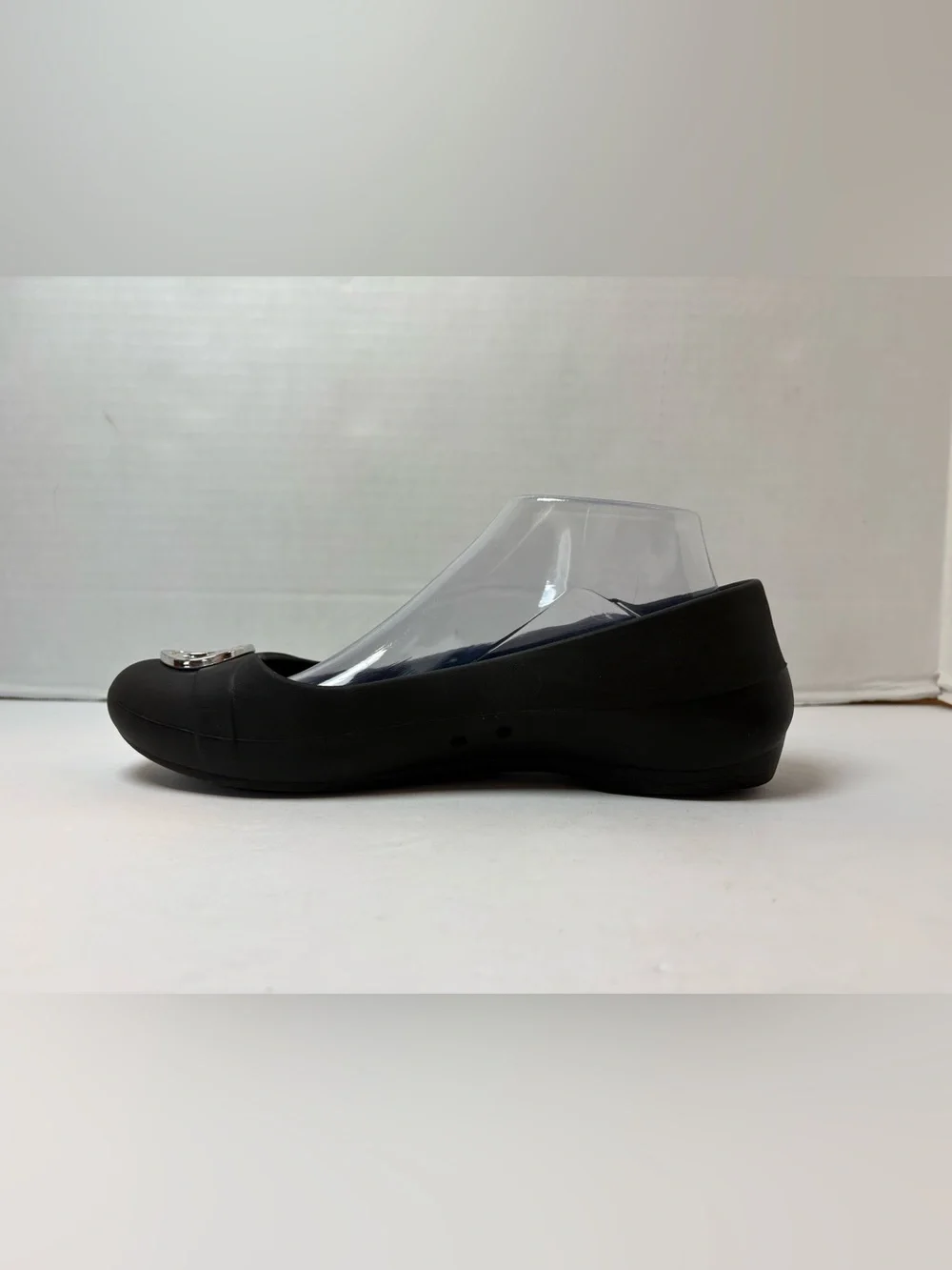 Crocs Gianna Black Slip-on Ballet Flat Loafers Silver Disc Medallion Size 8